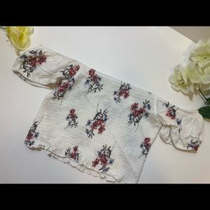 super cute Off the shoulder crop top🍃🌸